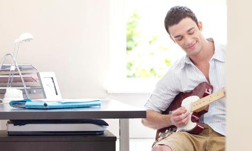 гитара возле компьютера